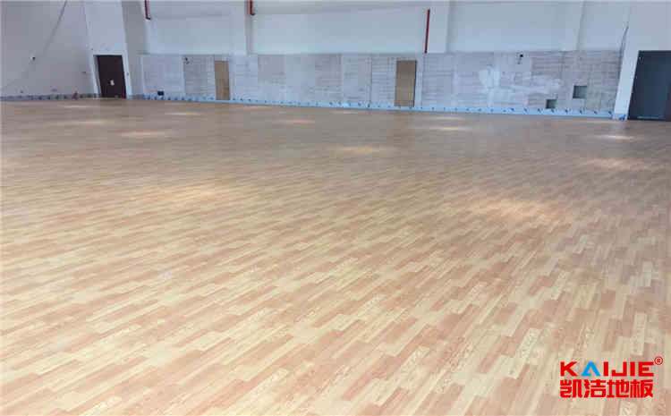 20厚篮球场地木地板翻新施工